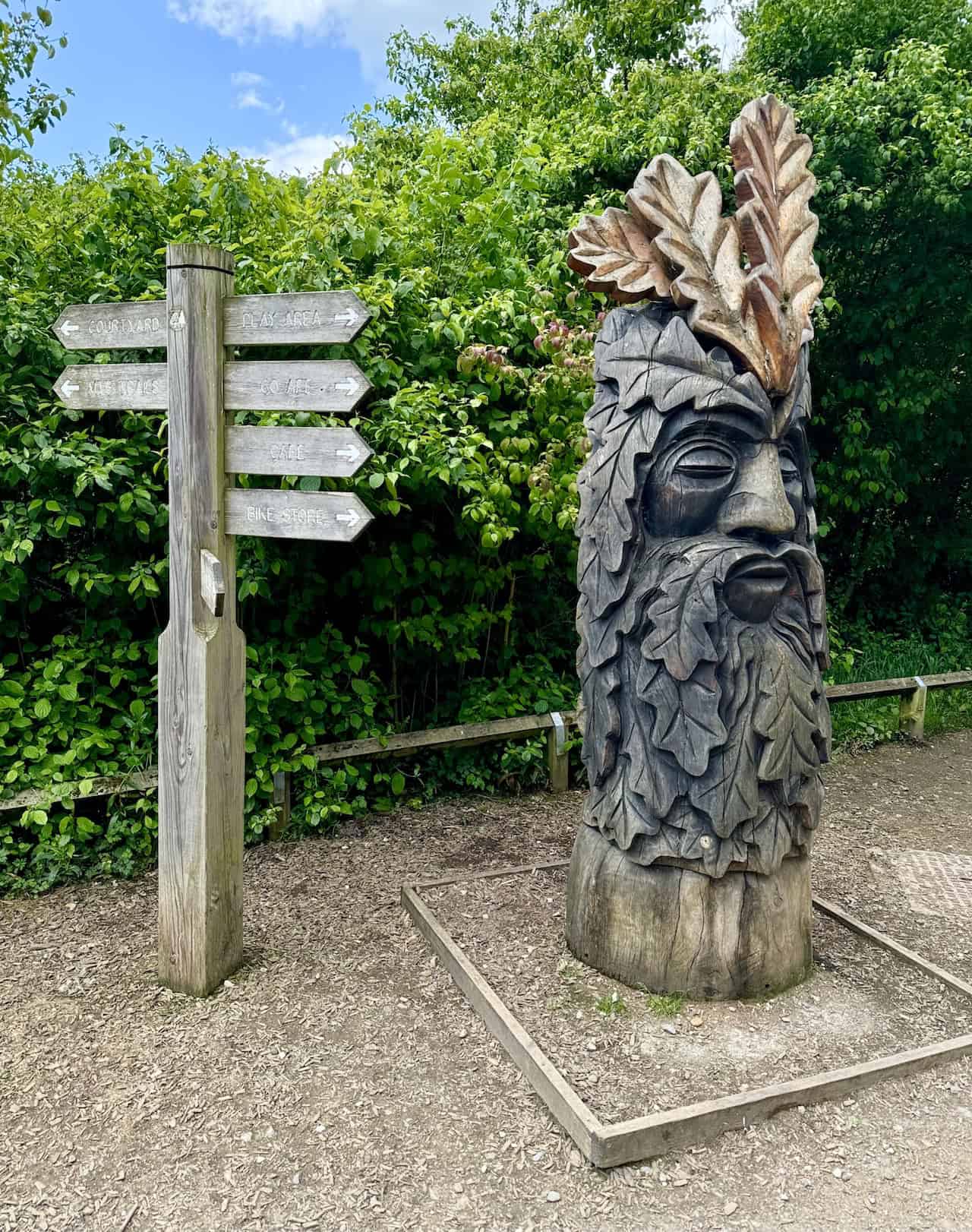 Just outside the visitor centre entrance, we admire an amazing wood carving.