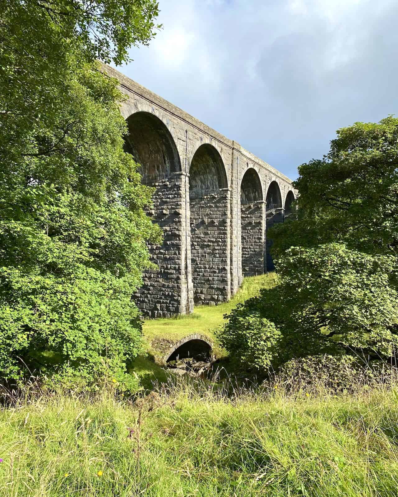 Dent Head Viaduct on the Settle to Carlisle Railway, featuring 10 arches, 182 metres long and 30 metres high, nestled in the scenic Dentdale valley. A highlight of the Dentdale walk.