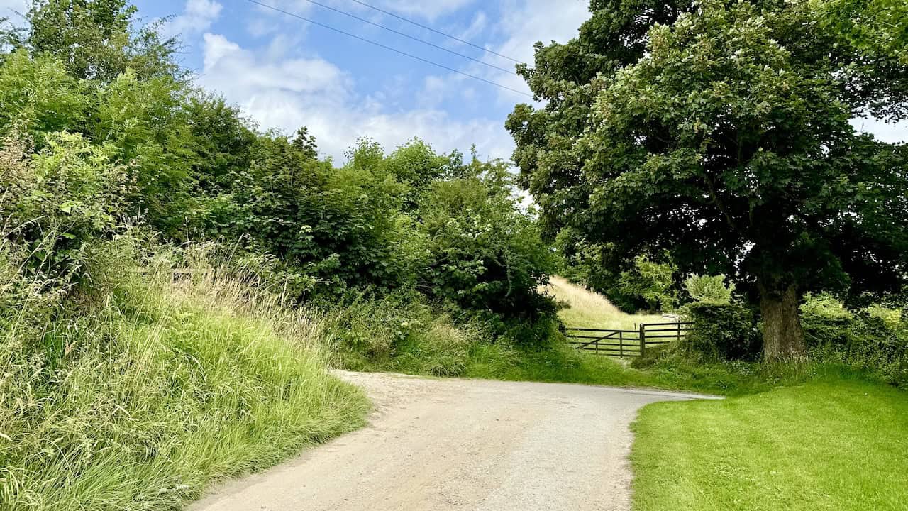 Crossroads in the track, turning sharp left uphill towards Tylas Barn.
